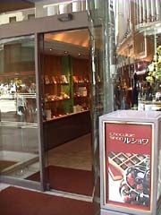 ���V����