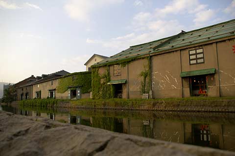 ���M�U��