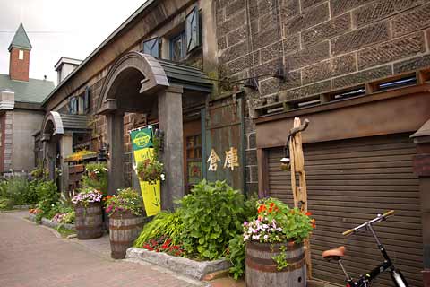 ���M�U��